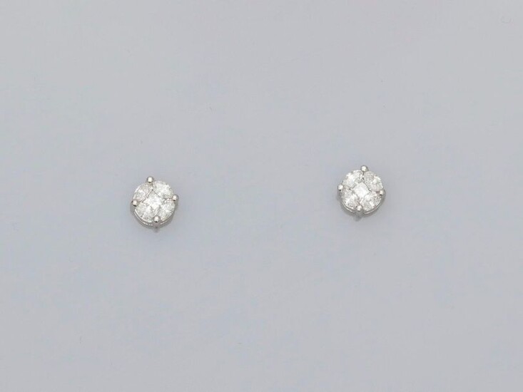 Charming earrings each drawing a white gold flower, 750 MM, covered with princess cut and shuttle cut diamonds, 6 x 6 mm, weight: 2,1gr. rough.