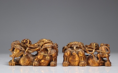 Chiens de Fô en bois sculpté et doré d'époque Qing Poids: 730 g Région: Chine...