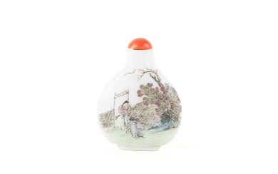 Chine, 19e siècle Tabatière en verre blanc à décor émaillé dans les tons de la...