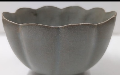 Chinese Ru Kiln Sky Celadon Crackle Glazed Lotus Bowl