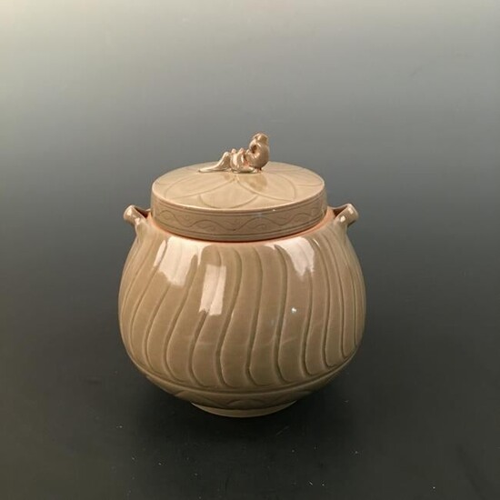 Chinese Yue Kiln Celadon Jar