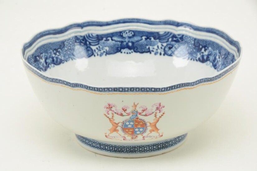 Chinese export porcelain bowl, circa 1800. Shaped edge