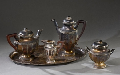 Service à café-thé en argent, corps à pans, orné de perles, anse en bois, comprenant : une cafetière, un pot à lait, un sucrier.
