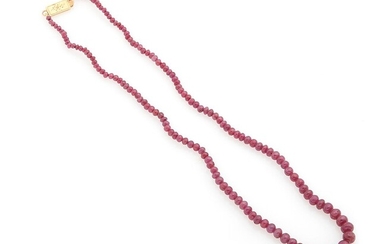 Collier de perles de rubis en chute, fermoir or jaune 18K (750/°°). Longueur : 44...
