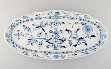 Colossal Antique Meissen "Blue Onion" fish dish in hand-painted porcelain. Early 20th century.
