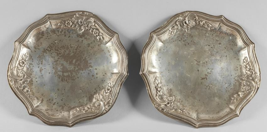 Coppia di piattini Luigi XV in argento finemente