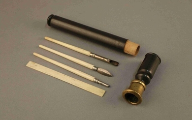 Cylindrical "baradelle" UTY made of turned wood containing a bone handle drawing set with ruler, pen holder, pencil and sharpening stylus. The lid forming a brass candlestick. 19th century. Length : 23,5 cm