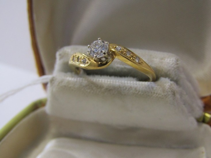 DIAMOND RING, 18ct yellow gold diamond ring with central dia...