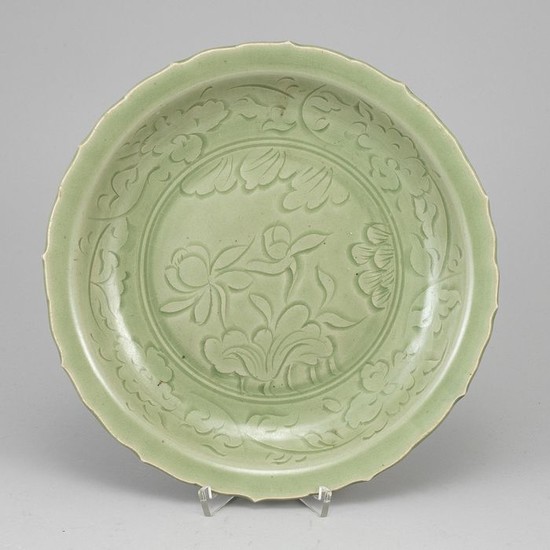 Dish, Plate (1) - Celadon - Porcelain - A celadon dish, Ming dynasty. - China - Ming Dynasty (1368-1644)