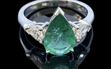 Emerald Pear Shape ring