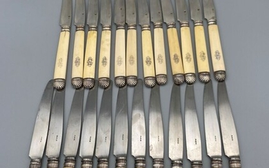 Ensemble de 36 couteaux manches ivoire du XIXème comprenant : 12 grands couteaux lames acier,...