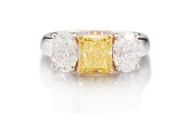 FANCY YELLOW DIAMOND AND DIAMOND RING | 1.65卡拉 方形 彩黃色鑽石 配 鑽石 戒指