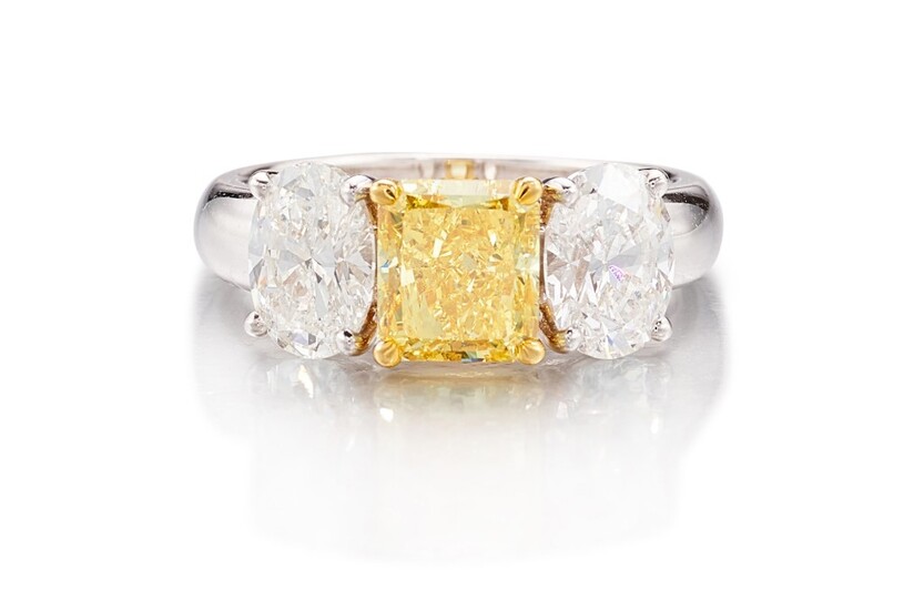FANCY YELLOW DIAMOND AND DIAMOND RING | 1.65卡拉 方形 彩黃色鑽石 配 鑽石 戒指