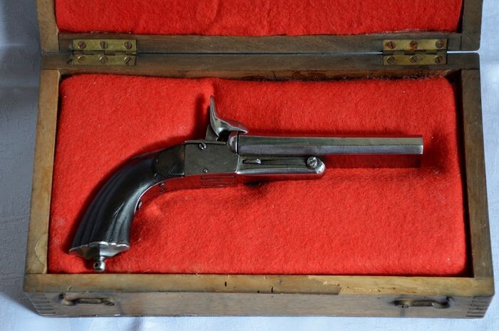 France - 1870 - Splendide pistolet double canon basculant juxtaposé à pans, en table, dit de vénerie. - crosse noyer renaissance - AVEC SA BOITE - Système percussion LEFAUCHEUX - Pistol - 11mm cal