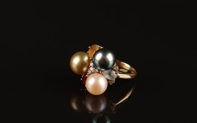 GOLD RING with three cultured pearls, stones and diamonds, finger...