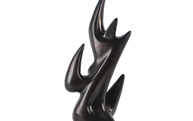 Georges JOUVE (1910-1964) Exceptionnelle et rare sculpture de forme libre en céramique émaillée noire reposant...