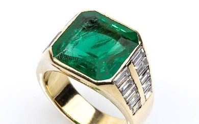 Gold, emerald and diamonds ring 18k yellow gold and diamonds ring. Deep green rectangular cut...