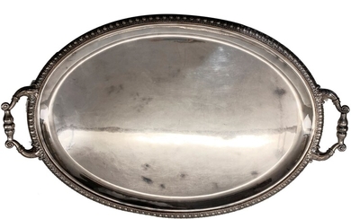 Grand plat ovale en métal argenté à bordure... - Lot 53 - Pierre Bergé & Associés