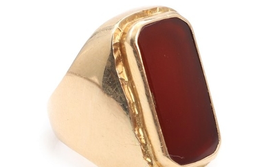 H. Mann: A carnelian ring set with polished carnelian, mounted in 14k gold. Size app. 54. Weight app. 8 g.