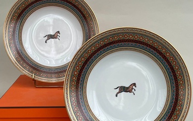 HERMÈS Modèle Cheval d'Orient Suite de deux assiettes creuses en porcelaine blanche émaillée polychrome