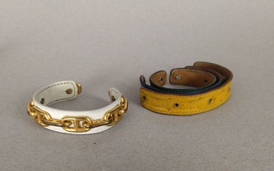 HERMES, Paris : bracelet rigide "chaine d'ancre" en métal doré et cuir blanc. Tour de...