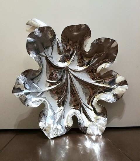 Immense Leaf-shaped Centerpiece - .800 silver - Italy - Second half 20th century