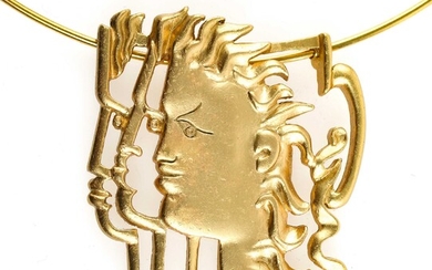 Jean COCTEAU d’après - Les Vestales - Collier jonc en métal doré et son pendentif...