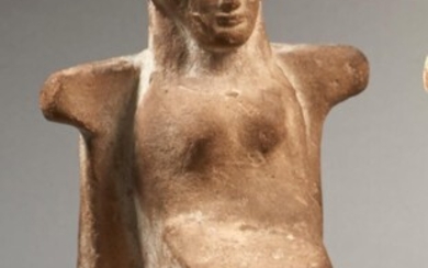 KORÉ TRÔNANTE EN TERRE CUITE Art grec, 5e siècle av. J.-C.Statuette représentant une koré assise...