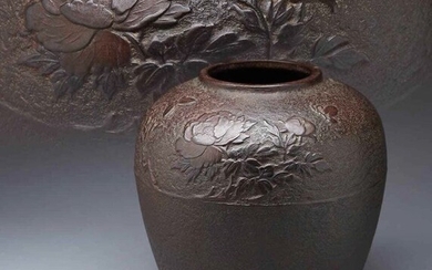 Kabin 花瓶 (Flower vessel) - Cast iron - A cast iron vase carved with peony flowers and butterflies - Japan - Meiji period (1868-1912)