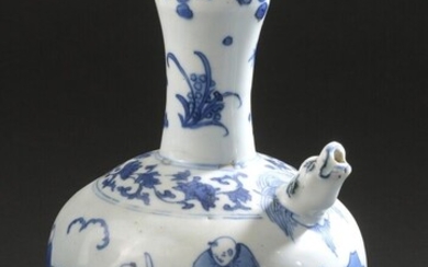 Kendi en porcelaine bleu blanc Chine, XVIIIe siècle À décor d'enfants jouant, l'épaulement orné d'une...