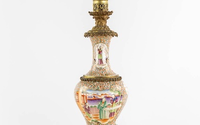 Lampe à huile ancienne, porcelaine chinoise Famille Rose montée avec du bronze doré. 19ème siècle....