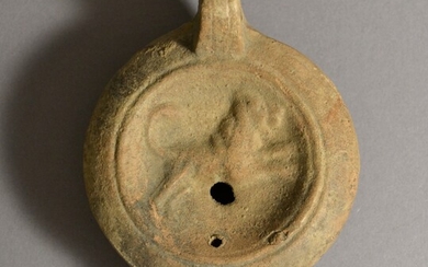 Lampe à huile avec chien ou lion Romaine, 2e siècle après J.-C. Terre cuite, L...