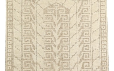 Märta Måås-Fjetterström: “Vita Spetsporten” (The Gothic Portal). Handwoven wool carpet. White geometric pattern on light brown base.