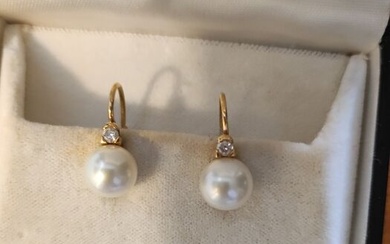 Mikimoto - 18 kt. Yellow gold - Earrings Natural Pearl - Diamonds