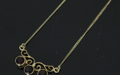 Necklace with grenades, faceted, 333 yellow gold.