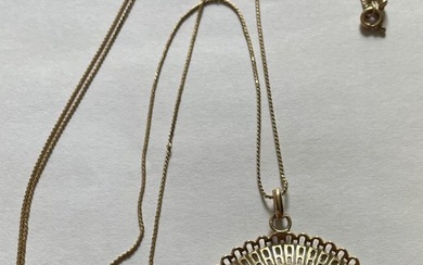 Necklace with pendant gold