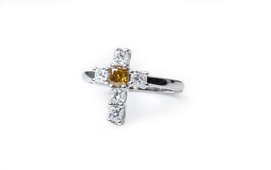 No Reserve Price--0.88 carat natural fancy diamond cross ring - 18 kt. White gold - Ring - 0.29 ct Diamond - Diamonds