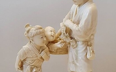 Okimono (1) - Ivory - Contadino con bimbi - Japan - Meiji period (1868-1912)