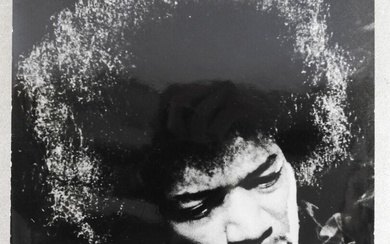 PHOTOGRAPHIE Portrait de Jimmy Hendrix. Porte une dédicace du photographe au revers "For Lola...". 24...