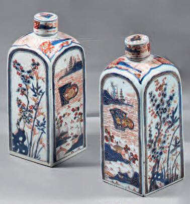 Pair of bottles and their lids made of Chinese porcelain.
