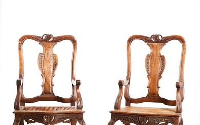 Paire d'importants fauteuils à dossiers ajourés en orme mouluré et sculpté de cartouches et larges...