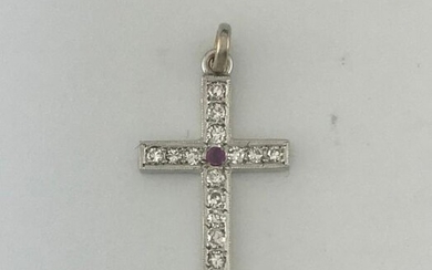Pendant cross in white gold 750°/°°° set with a ruby enhanced with diamonds, Gross weight: 3,16g