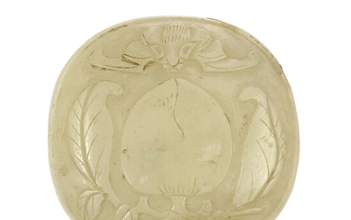 Plaque en jade, Chine, décorée de pêche et chauve-souris, diam. 11 cm (dégâts et restaurations)