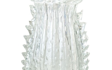 Production Barovier et Toso, Murano. Vase en verre transparent. 1940S, avec une surface IRIDATE, un...