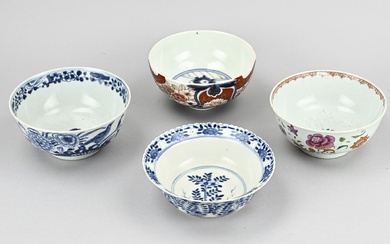 Quatre bols anciens en porcelaine chinoise. Divers. 1x Kang Xi revival avec décor persil, collé....
