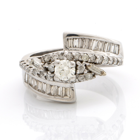 RING 18K whitegold with brilliasnt and baguette-cut diamonds approx 1,20 ct in total