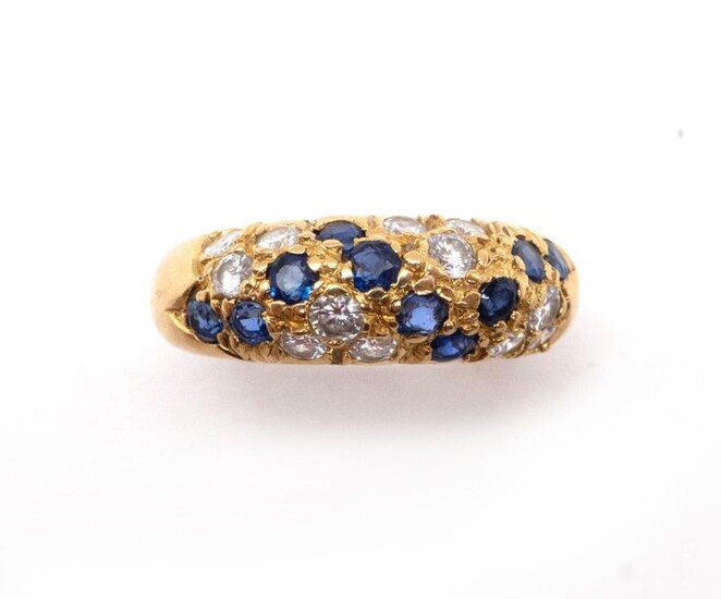 RING RING in 18K yellow gold holding a pavé of brilliant-cut diamonds and sapphires. French work. TDD : 52. Gross weight : 7.20 gr. A gold, sapphire and diamond ring.