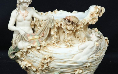 ROYAL DUX Vase aux ondines Porcelaine polychrome à décor de scène de pèche. 29 x...