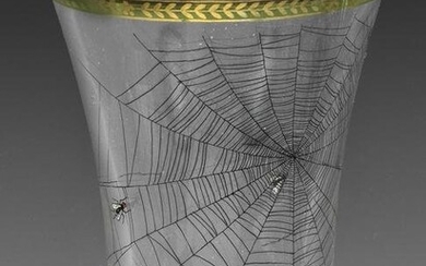 Ranftbecher mit drei Fliegen im Spinnennetz