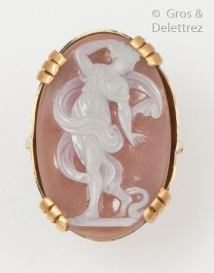 Ring in 14K yellow gold, set with an oval cameo on agate representing a nymph. The ring chiselled with volutes. Finger size: 50. P. Gross: 8.7g. (accidents)